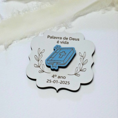 Etiqueta decorativa branca com ilustração de Bíblia azul e texto religioso