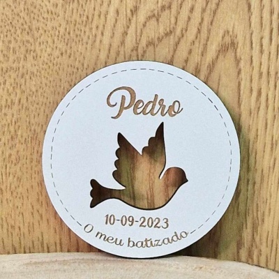 Etiqueta redonda branca com recorte de pomba e texto para batizado