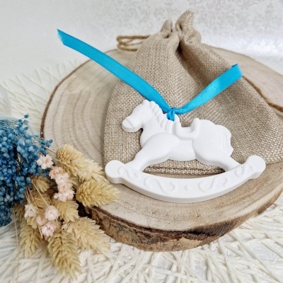 Ornamento branco cavalo de baloiço com fita azul e saco de tecido castanho