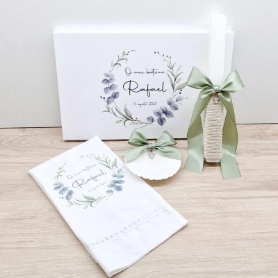 Conjunto de batismo com vela, toalha e caixa branca decorada