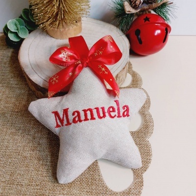 Estrela decorativa de tecido cru com laço vermelho e nome Manuela bordado