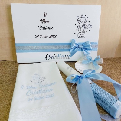Conjunto de batismo com toalha bordada, vela, caixa e laços azuis