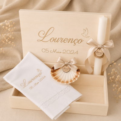 Conjunto de vela, concha e guardanapo personalizados numa caixa de madeira clara com texto gravado.