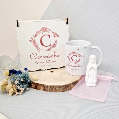 Conjunto de batismo com caixa, caneca, estatueta religiosa, saco de organza e flores secas