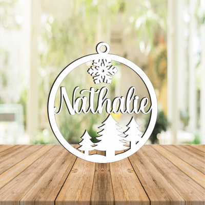 Enfeite de Natal em madeira com nome Nathalie e pinheiros