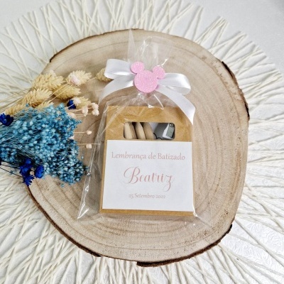 Caixa pequena de madeira, lembrança de batizado com batom, enfeite rosa e flores secas em fundo branco