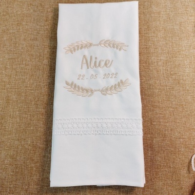 Toalha branca bordada com nome Alice e data 22.05.2022