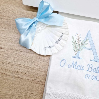Toalha branca bordada com texto e concha decorativa com fita azul