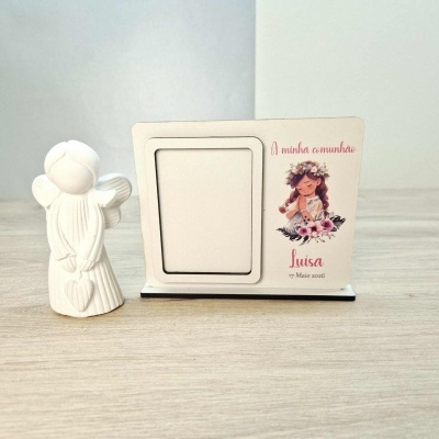 Figura de anjo branca e porta-fotos com texto de comunhão e ilustração de menina com flores