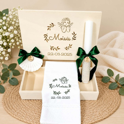 Conjunto de batismo com caixa de madeira personalizada, vela branca decorada, toalha branca bordada e concha decorativa com fita verde.