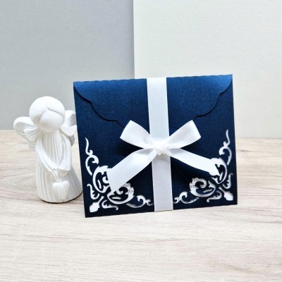 Envelope azul escuro com laço branco e figura decorativa de anjo