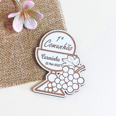 Etiqueta de papel com cálice e uvas para primeira comunhão sobre juta e flor artificial