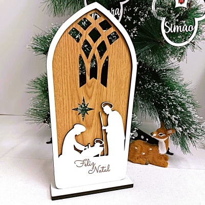 Escultura decorativa de Natal com cena da Natividade e texto Feliz Natal