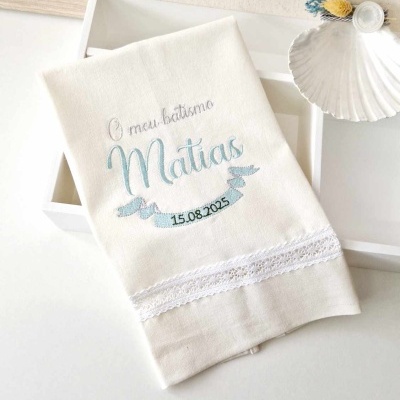 Toalha branca bordada para batismo com nome Matias e data 15.08.2025