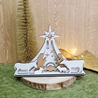 Presépio decorativo em madeira branca com figuras de Maria, José, Jesus, boi e burro e estrela no topo