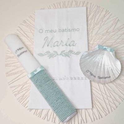 Conjunto de batismo com toalha bordada, vela decorada e concha decorativa