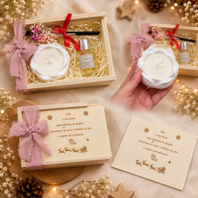 Caixa de presente de Natal com vela e essência aromática arrumada em ambiente decorado.