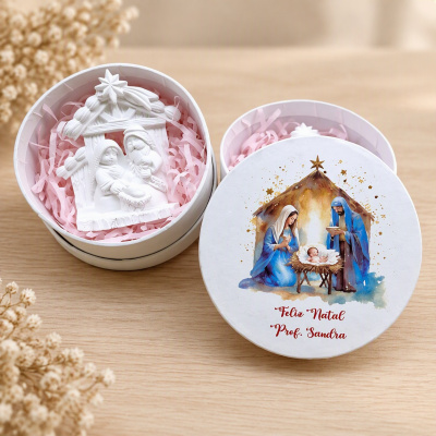 Presépio branco cerâmico em caixa redonda decorada com imagem de Nascimento de Jesus e texto Feliz Natal Prof. Sandra