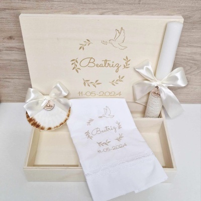 Conjunto de batismo com toalha branca bordada, vela com laço branco, concha decorada, em caixa de madeira clara com o nome Beatriz e data 11-05-2024