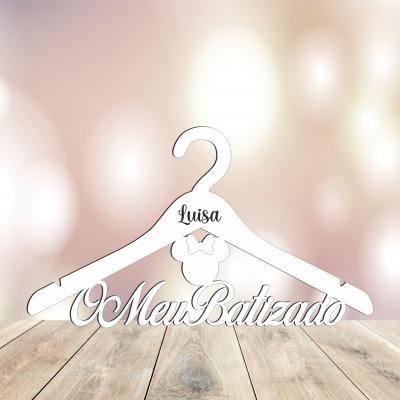 Cabide branco em madeira com texto 'O Meu Batizado' e nome 'Luisa' recortados