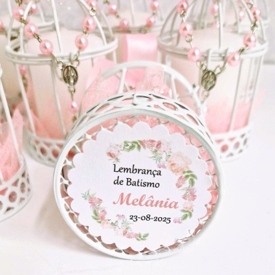 Caixa metálica branca com etiqueta de batismo e rosários rosas