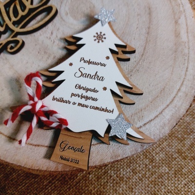 Enfeite de árvore de Natal em madeira com texto personalizado