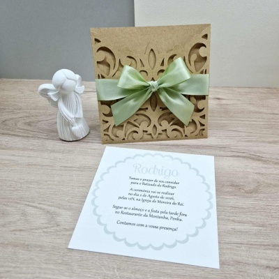 Convite de batizado em cartão castanho com laço verde claro e texto em cartão branco ao lado