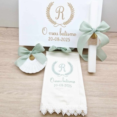 Conjunto de batismo com vela, toalha, concha e embalagem branca com texto dourado