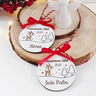 Bolas decorativas brancas personalizadas para o primeiro Natal em 2024, com veado e árvores, laço vermelho, sobre base de madeira e anjo branco