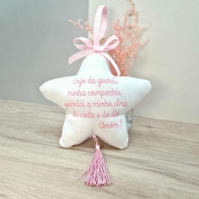 Almofada estrela branca com texto rosa, fita e tassel rosa pendurados