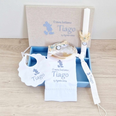 Conjunto de batismo para bebé com babete, toalha, vela decorada e caixa azul com tampa bege bordada