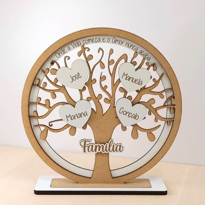 Árvore da família em madeira com nomes em corações e frase decorativa