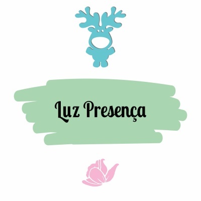 Logótipo com alce azul, texto Luz Presença em verde e flor rosa