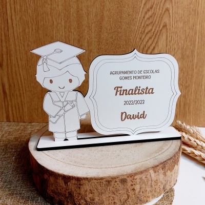 Troféu de formatura em madeira com texto e figura de graduado