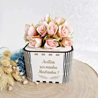Caixa decorativa branca com riscas pretas e flores cor de rosa com texto Aceitas ser minha Madrinha?