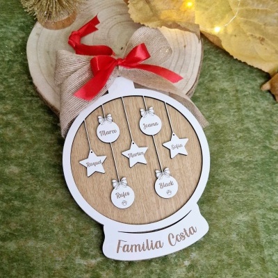 Enfeite natalício em forma de globo de neve com nomes familiares em pendentes de estrela e bola