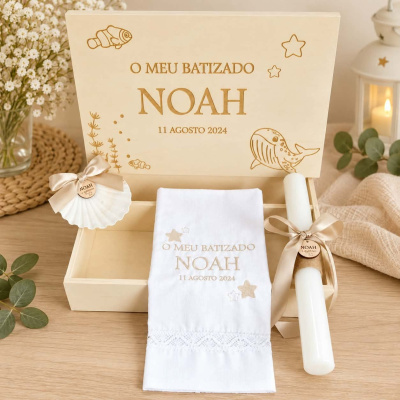 Conjunto de batismo com caixa de madeira, toalha branca, vela branca e concha decorativa