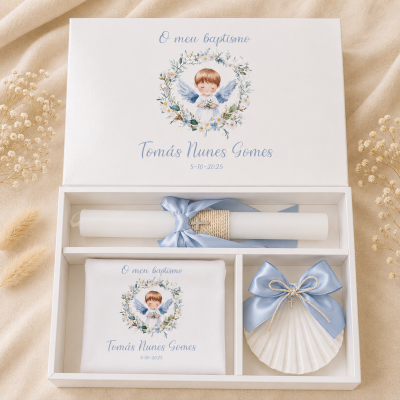 Conjunto de batismo com caixa branca, vela decorada, tecido e concha azul e branca