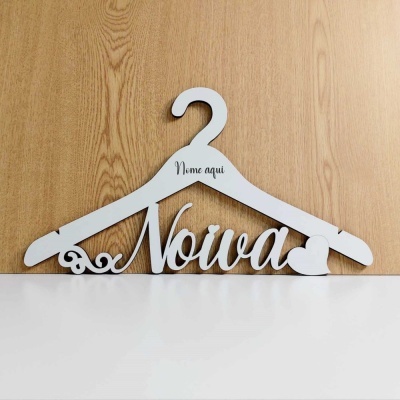 Cabide branco de madeira com texto decorativo e coração.