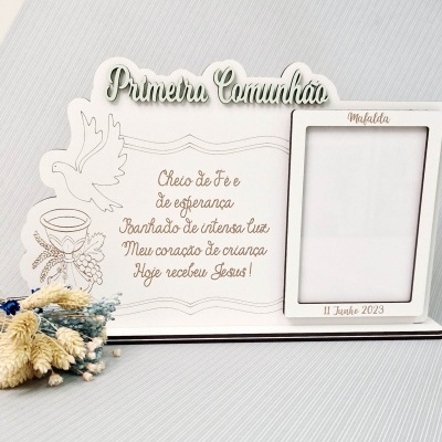 Porta-fotos branco para primeira comunhão com texto religioso, pomba, cálice e flores secas