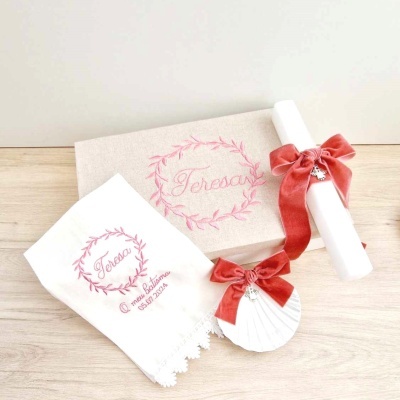 Conjunto de batismo com caixa, pano bordado, vela com laço e concha com laço