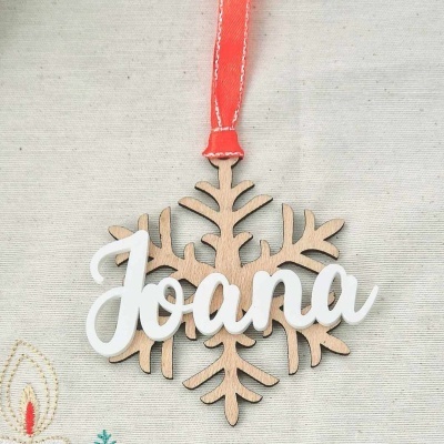 Enfeite de Natal de madeira com nome Joana e fita vermelha