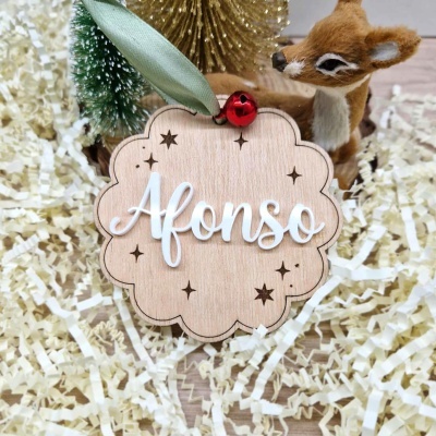 Etiqueta decorativa de madeira com nome, estrelas, fita verde e veado de pelúcia