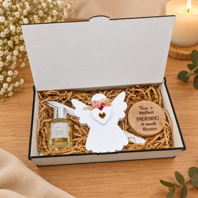 Caixa de presente com frasco de perfume, anjo de cerâmica branco e disco de madeira gravado