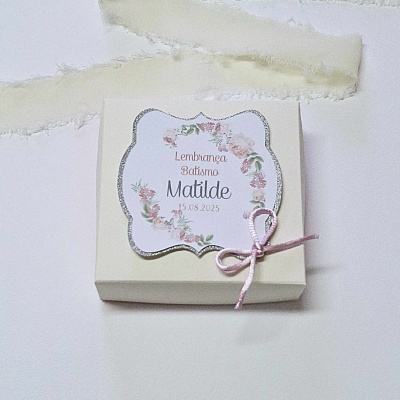 Caixa branca de lembrança de batismo com etiqueta floral e laço rosa