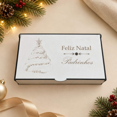 Caixa de presente branca com texto de Natal e decoração festiva