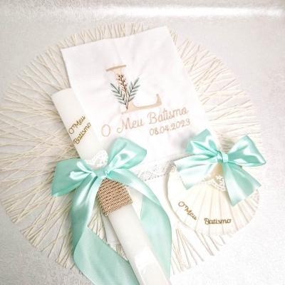 Conjunto de batismo com vela, toalha bordada e meias com laços verdes