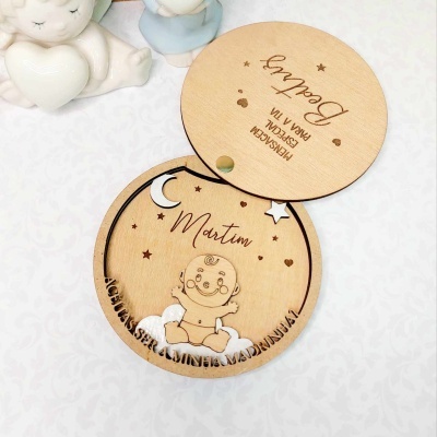 Convite de madeira redondo gravado com nome Martim e pedido de madrinha, com figuras de bebé, lua e estrelas