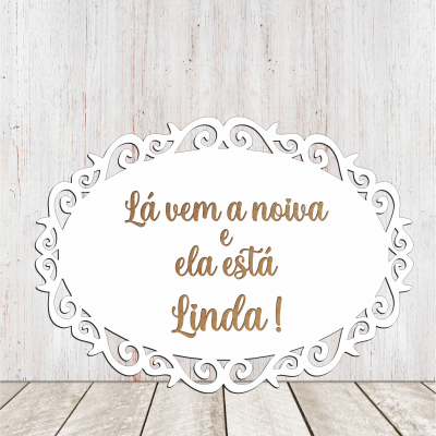 Placa decorativa oval branca com texto em castanho para casamento