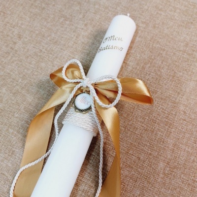 Vela branca decorativa com fita dourada e etiqueta 'Alice'